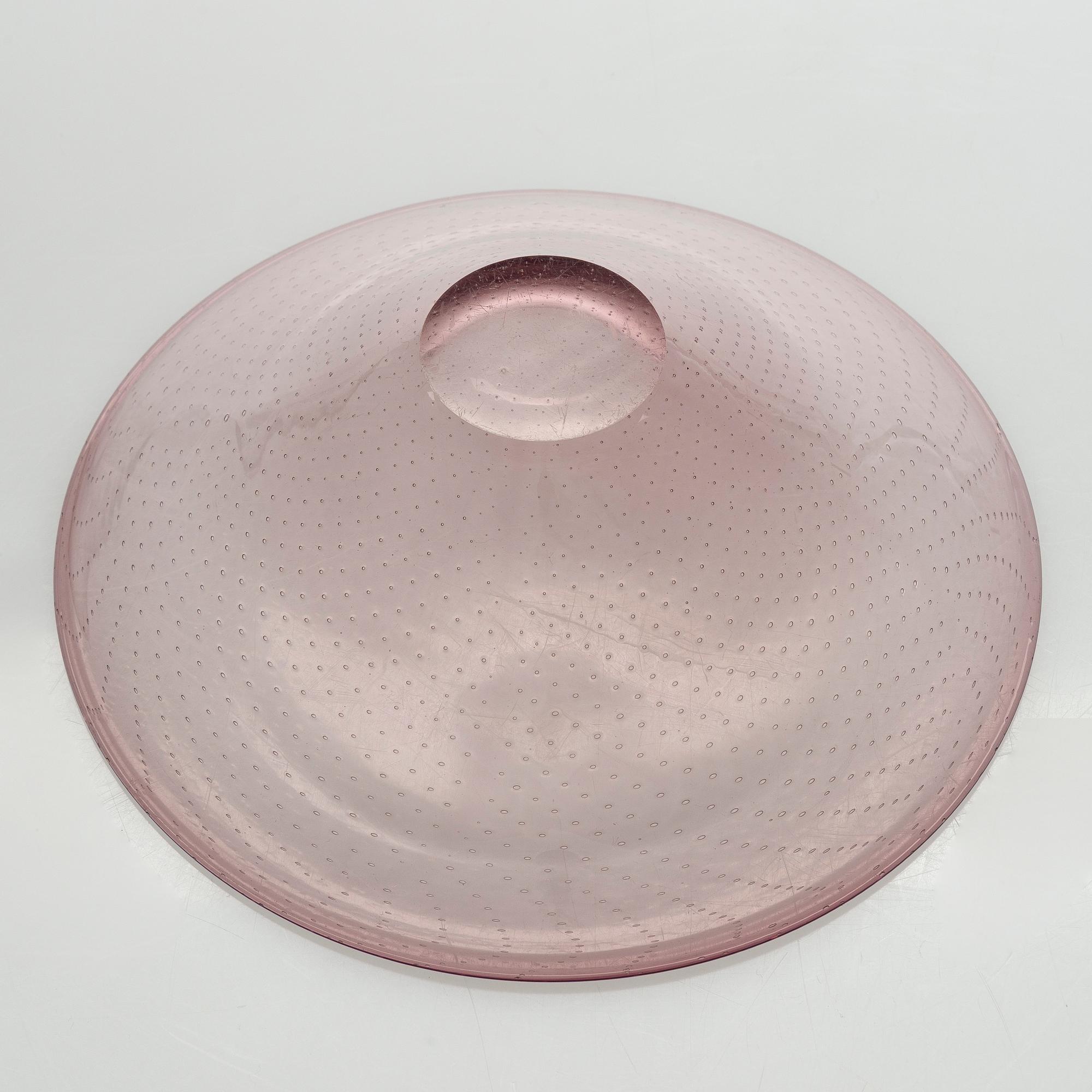 Gunnel Nyman, A glass bowl, model 'GN 11'. Signed G. Nyman Nuutajärvi Notsjö. Unclear date.