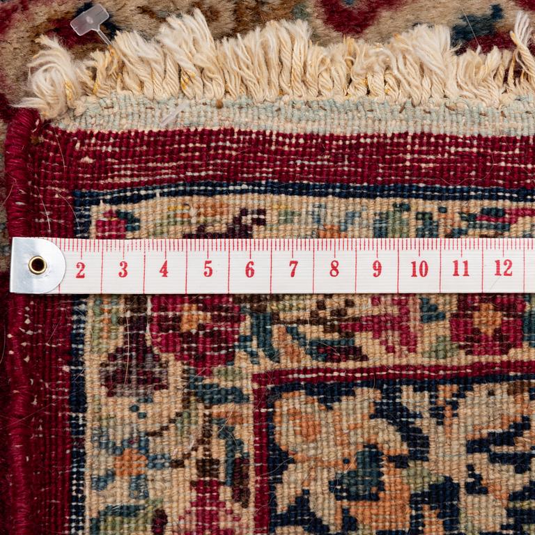 Matta, semiantik Kirman, ca 204 x 127 cm.