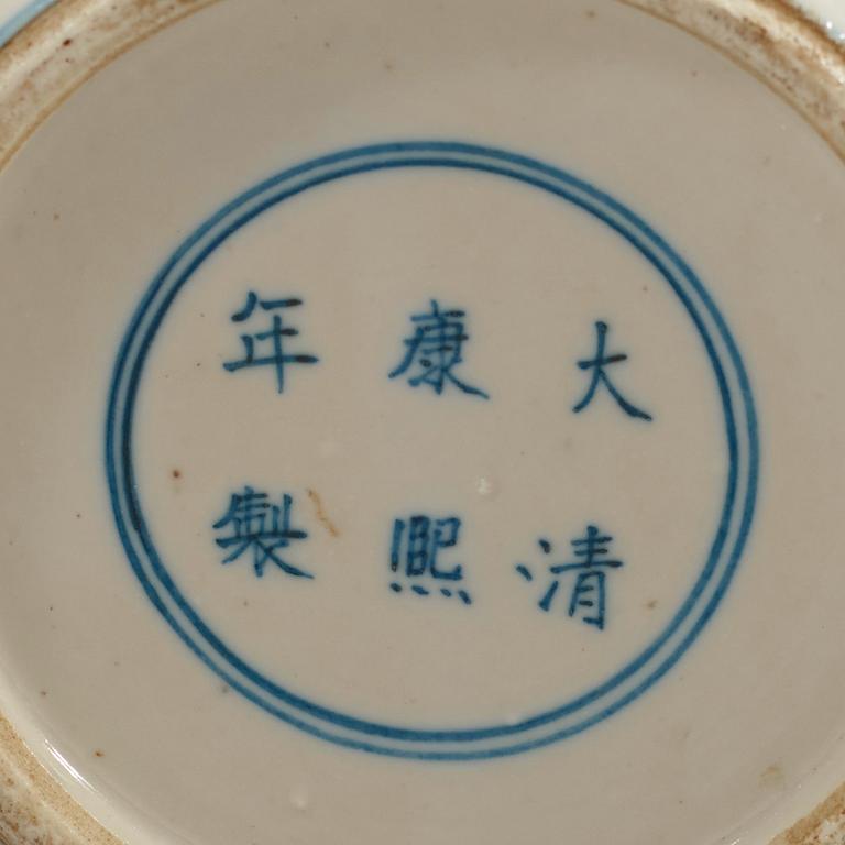 BOJAN, porslin. Qing dynastin, 1800-tal, med Kangxis sex karaktärer i underglasyrblått.