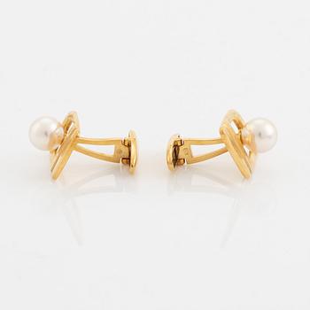 18K gold and pearl cufflinks.