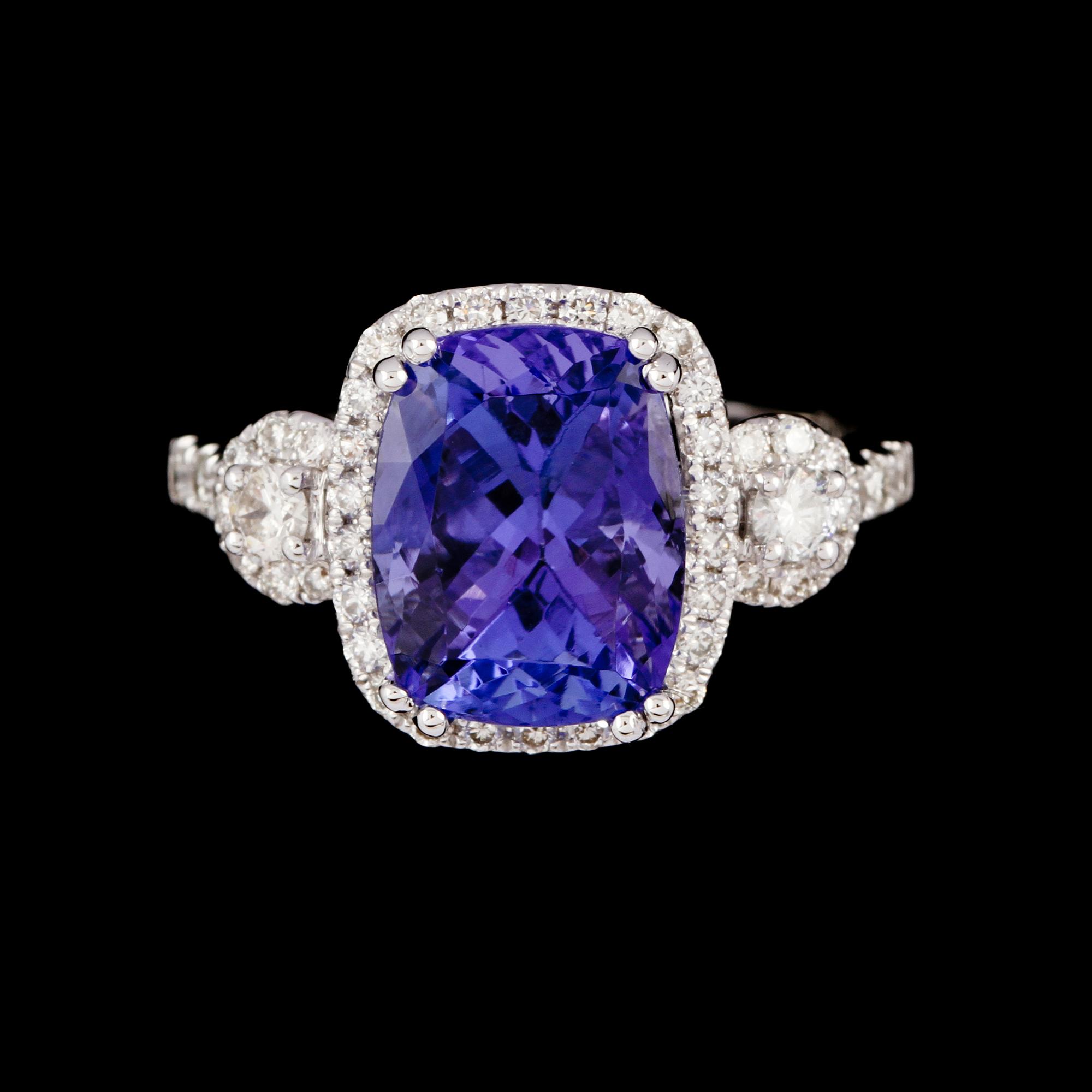 RING, 18k vitguld med fasettslipad tanzanit, 3.80 ct samt briljantslipade diamanter, 0.49 ct. Vikt 4,5 g.