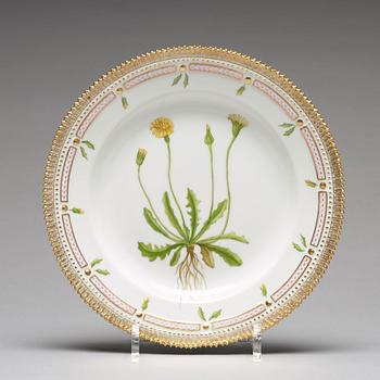 TALLRIKAR, 12 stycken, porslin. "Flora Danica", Royal Copenhagen, Danmark, 1900-tal.