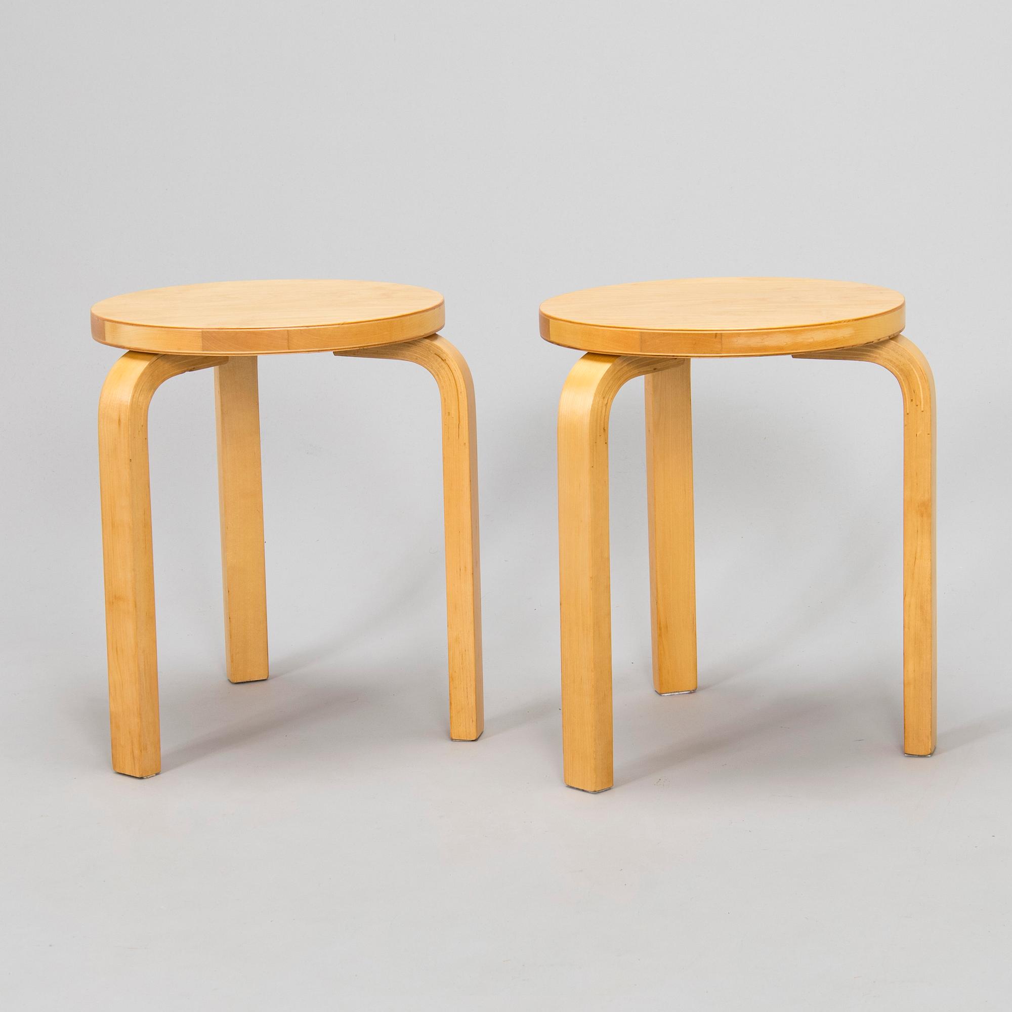 Alvar Aalto, jakkaroita, 2 kpl, E60, Artek 1960-luku.