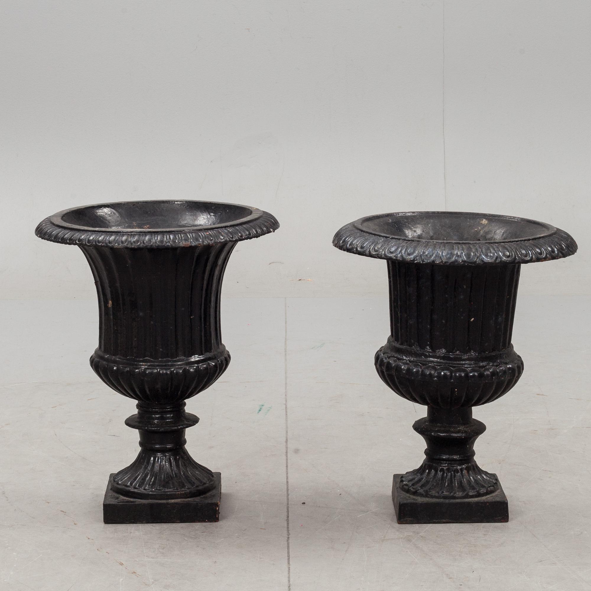 TRÄDGÅRDSURNOR, 2 st. snarlika, gjutjärn, 1900-tal.