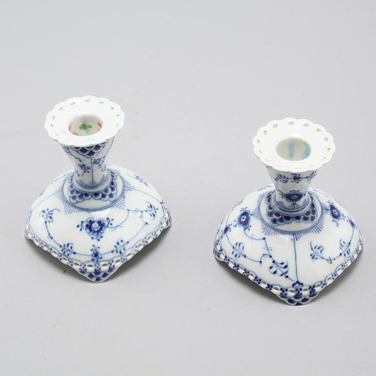 63 pieces of porcelain tableware from Royal Copenhagen, model "Musselmalet", second half of the 20th century.