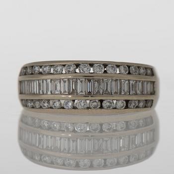 RING, baguette- och briljantslipade diamanter, 14K vitguld.