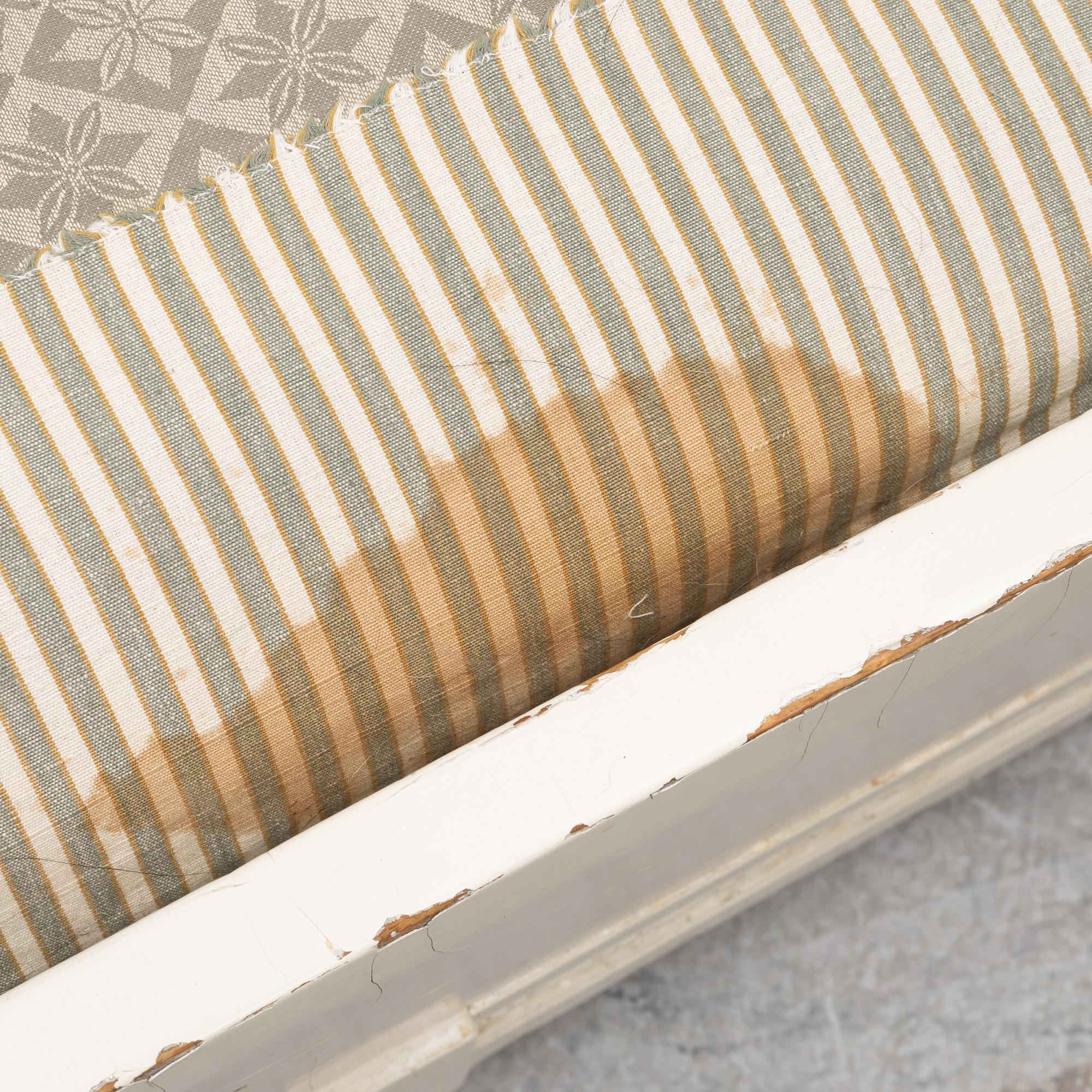 A Gustavian sofa, from around the year 1800.