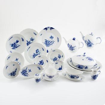 Mat- och teservis, porslin, 77 delar, "Blå blomst", Royal Copenhagen, Danmark.