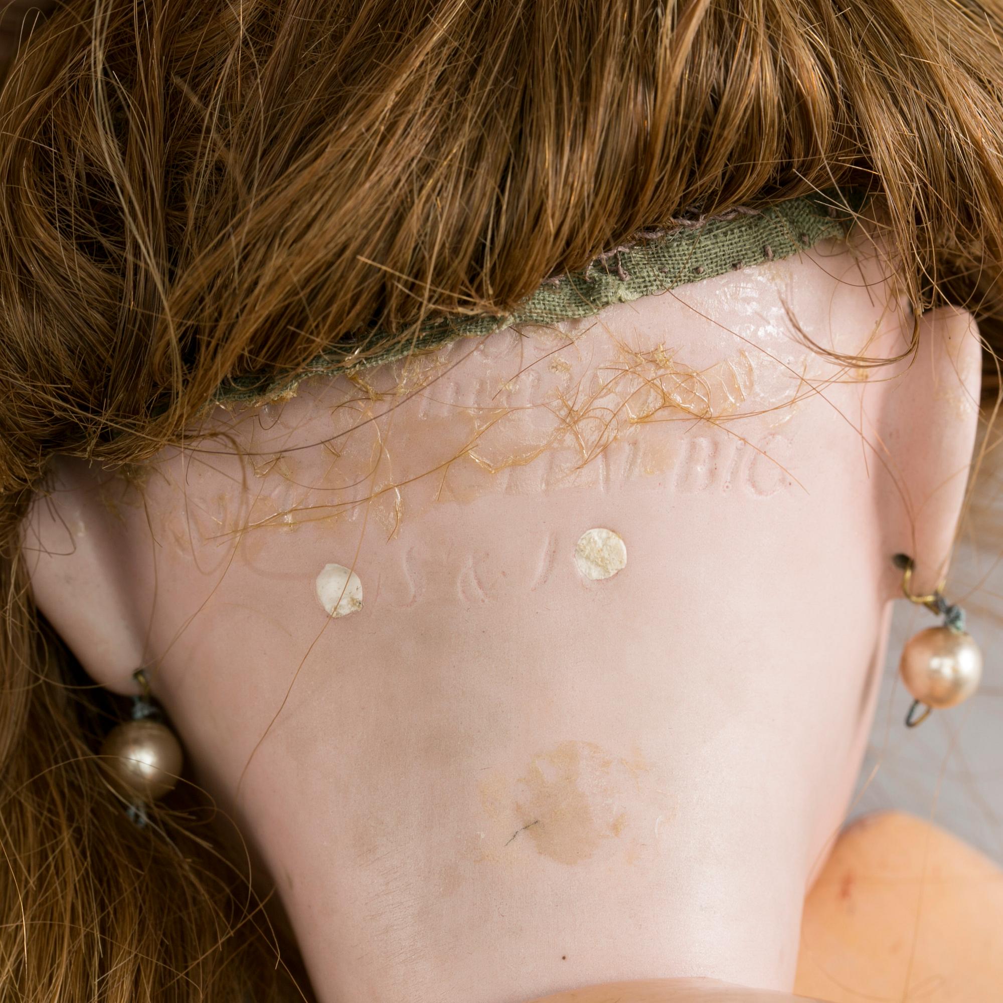 A SIMON & HALBIG DOLL 1039, GERMANY, 1910.