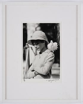 Terry O'Neill, "Audrey Hepburn with Dove, St Tropez", 1967.