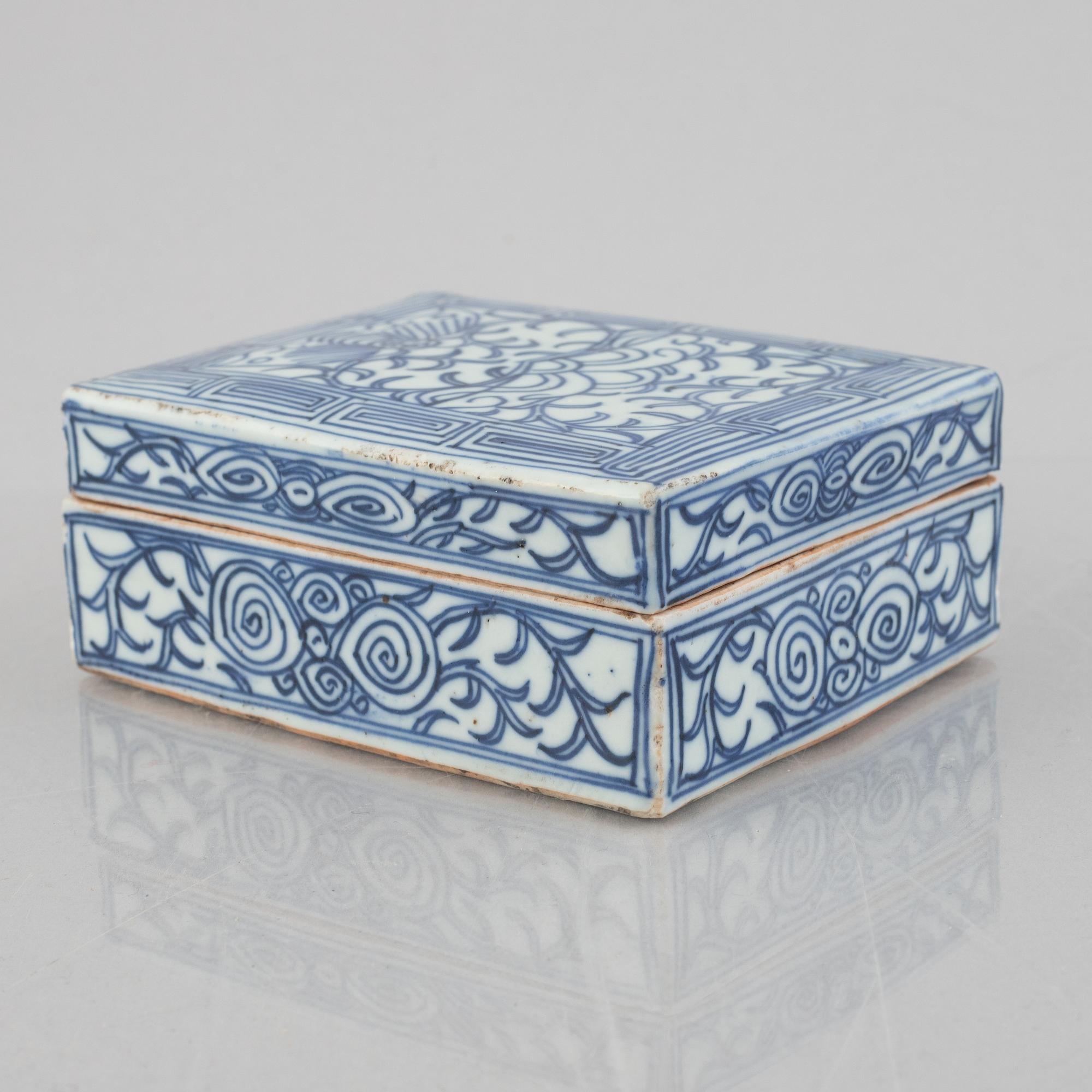 A blue and white porcelain lidded box, China, 20th century.