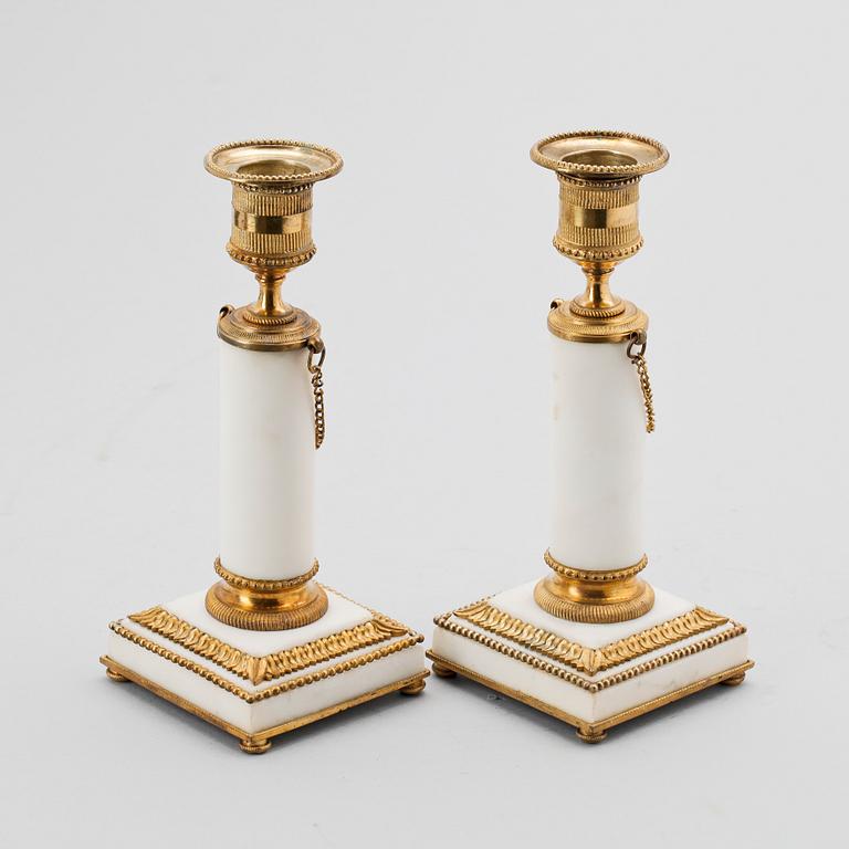 LJUSSTAKAR, ett par, alabaster och förgylld mässing, gustaviansk stil 1800-tal.
