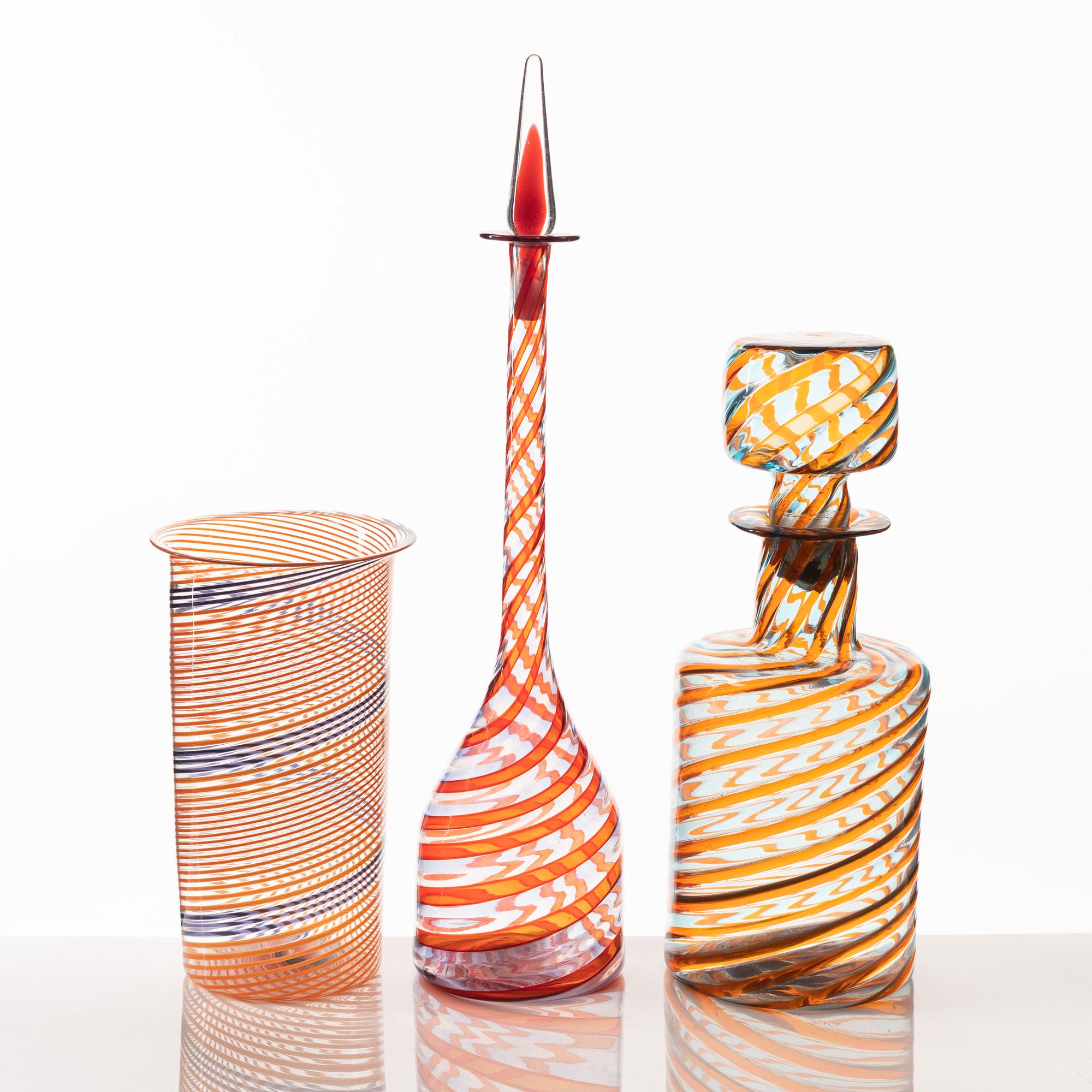Vas samt två flaskor, glas, troligtvis Murano, Italien.