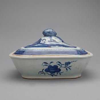 TERRIN MED LOCK, porslin. Qing dynastin, 1800-tal.