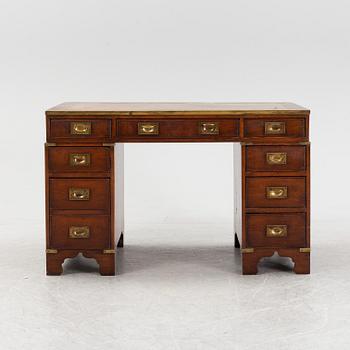 Skrivbord, engelskt, 1900-talets andra hälft.