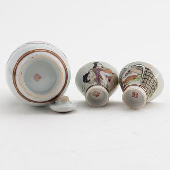 Sakeflaska och koppar ett par, Japan, 1900-tal.