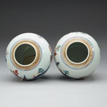 BOJANER, ett par, porslin. Qing dynastin, 1700-talets förra hälft.