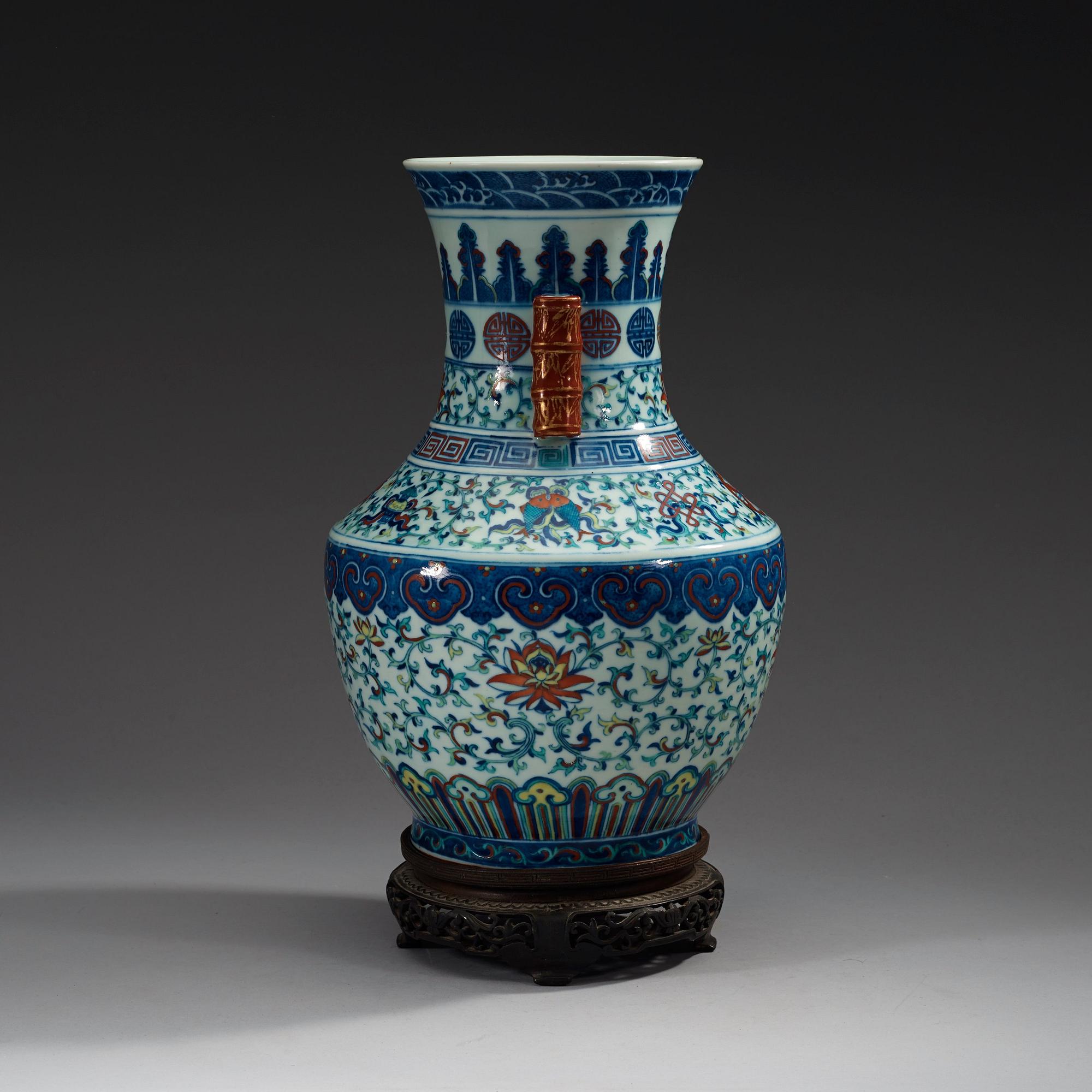 VAS, porslin. Qing dynastin, 1800-tal, med Qianlongs sigillmärke.