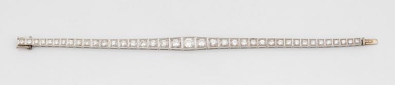 A platinum bracelet set with round brilliant-cut diamonds with a total weight of ca 3.75 cts.