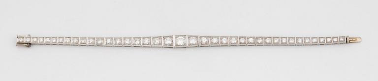 Armband platina med runda briljantslipade diamanter totalvikt ca 3.75 ct.