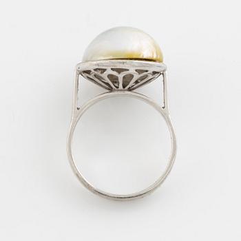 18K white gold ring.