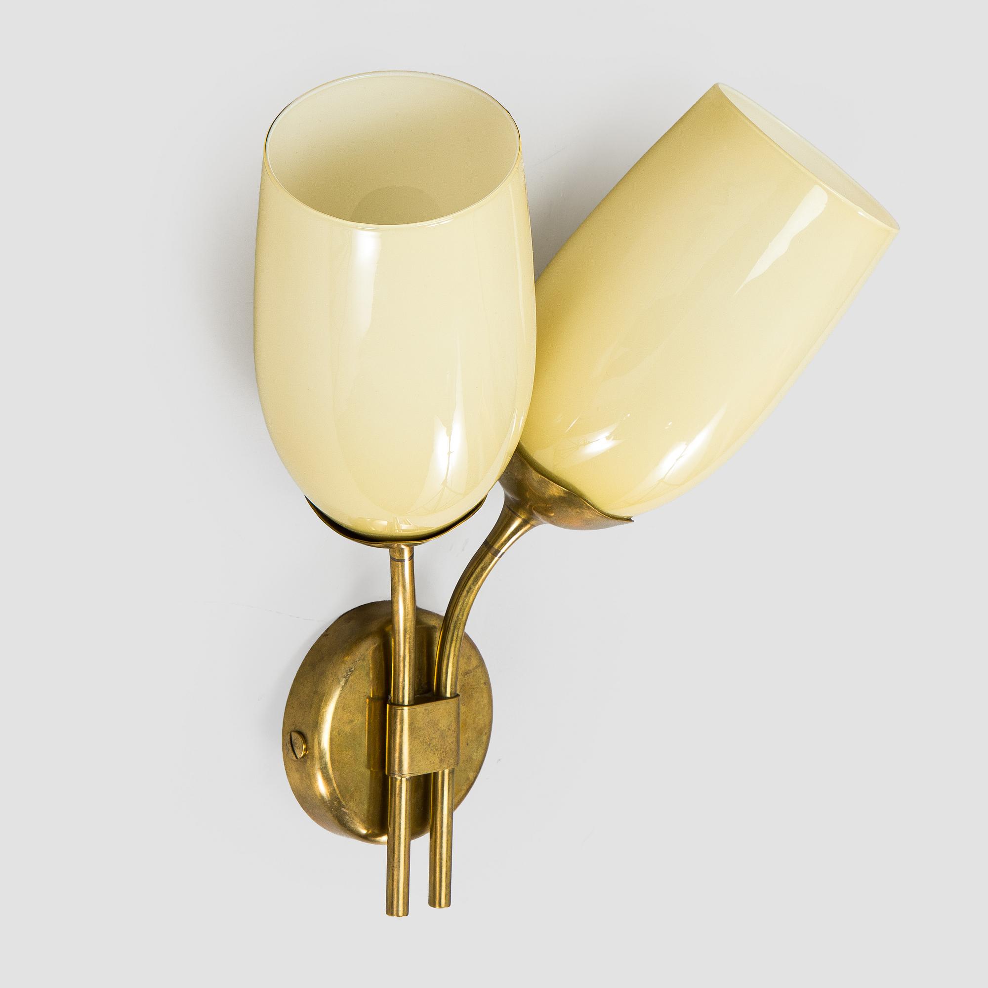 Paavo Tynell, a mid-20th century '9452' wall light for Idman.