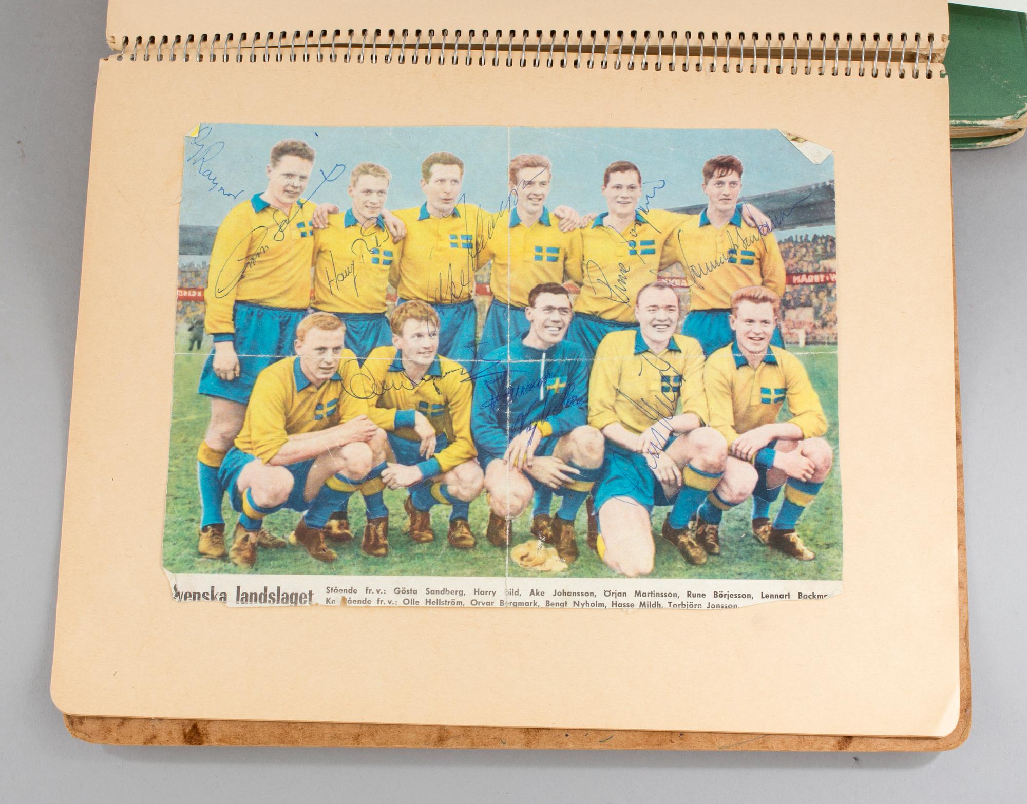 SAMLING FOTBOLLSAUTOGRAFER, bla Ryska landslaget -64, Benfica, Nacka Skoglund, Prawitz Öberg, 1960-70-tal.