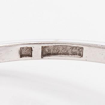 Sormus, platinaa ja briljanttihiottu timantti.