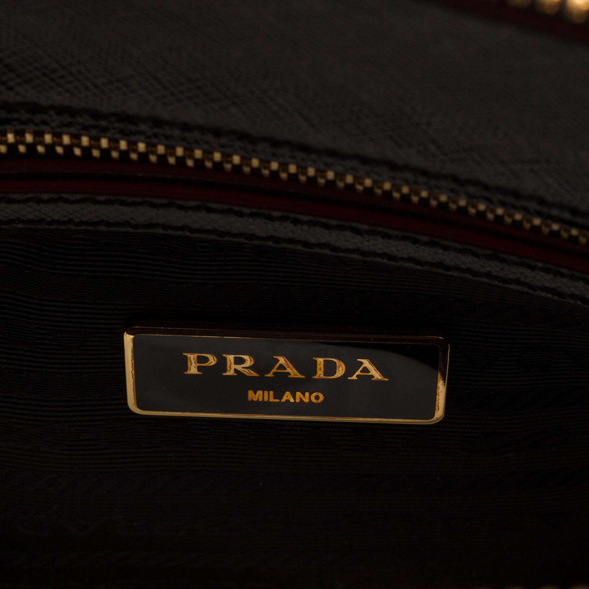 A hadbag by Prada "Borsa a Mano".