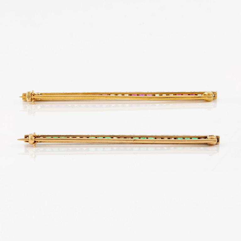 Two brooches in 18K gold and platinum set with step-cut emeralds and rubies and rose-cut diamonds.