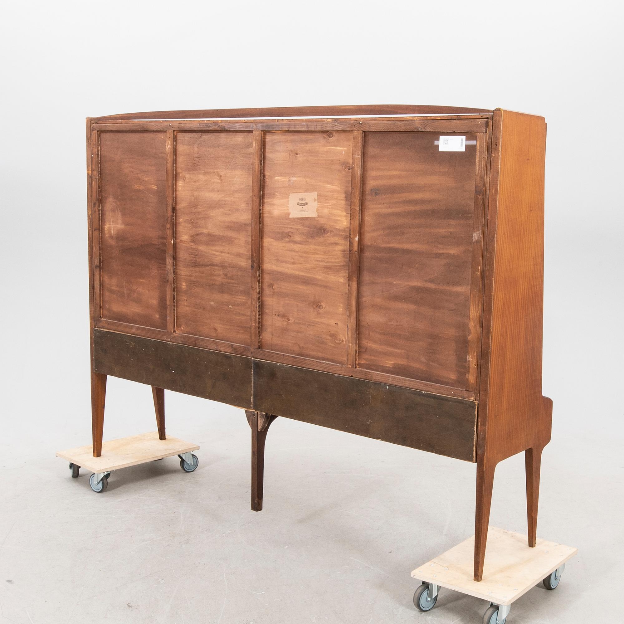 A 1950s Italien mahogany cabinet.