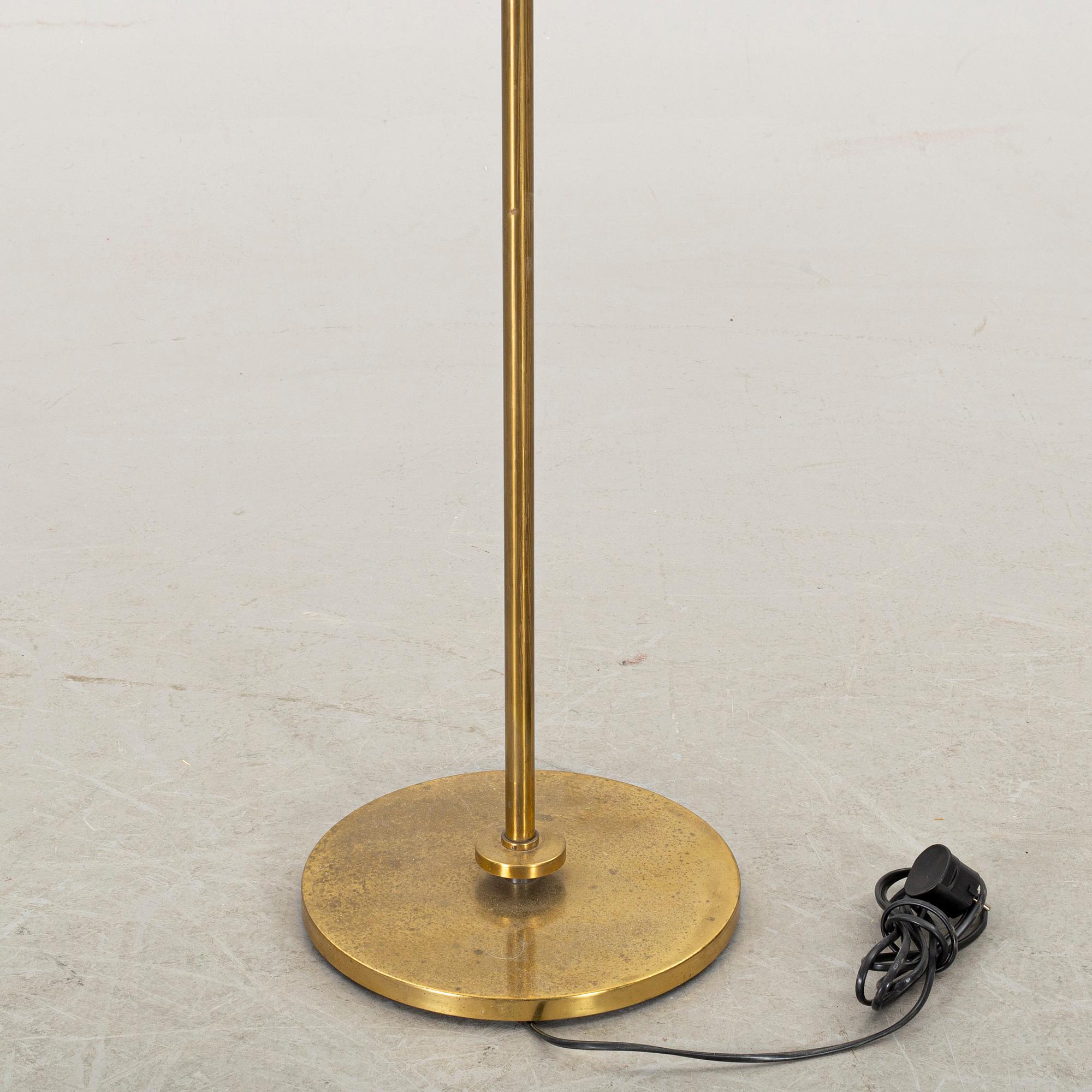 A 1930'S ART DECO FLOOR LAMP.