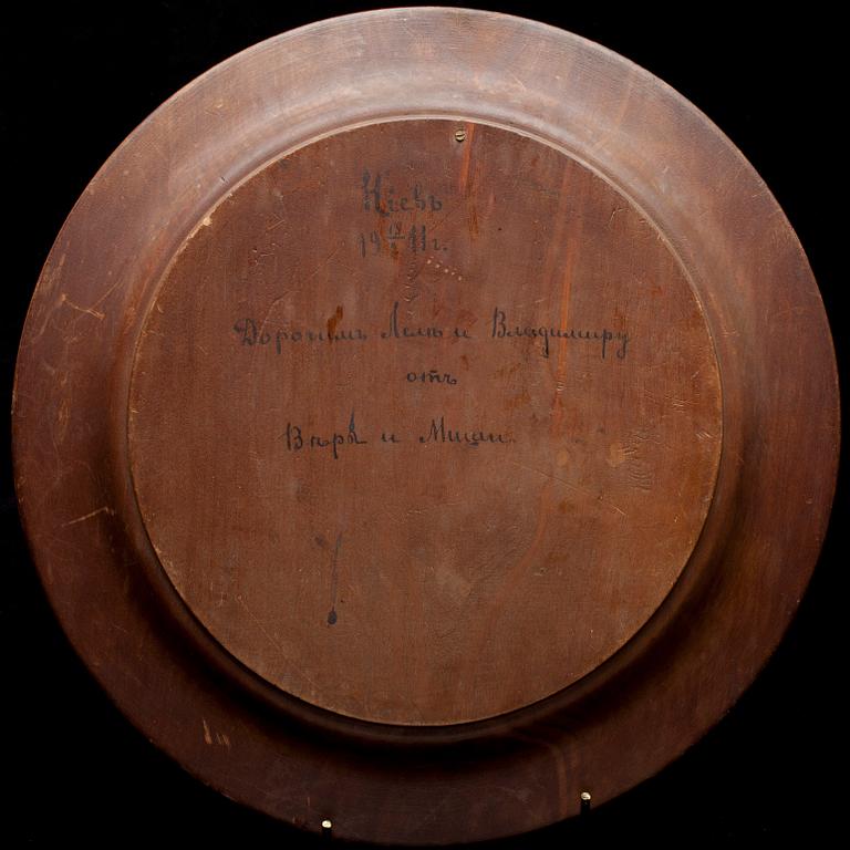 TALLRIK, trä, daterad Kiev 1911.