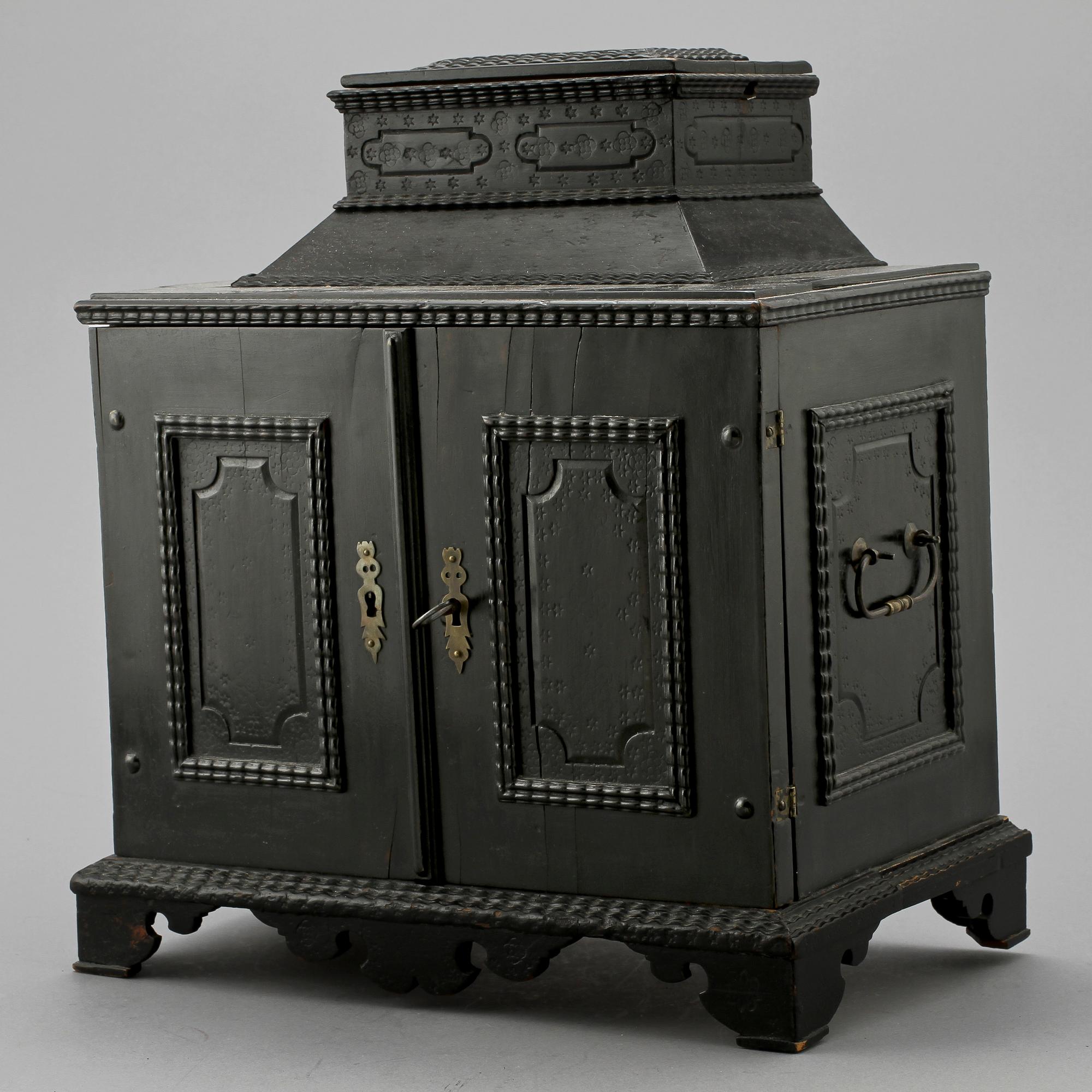 KABINETTSKÅP, barock, 1700-talets första hälft.