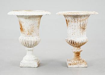 TRÄDGÅRDSURNOR, ett par, gjutjärn. 1900-tal.