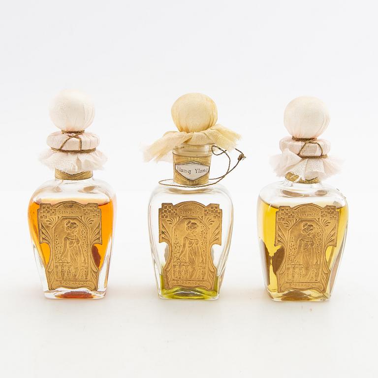 Parfymflaskor 3 st i etui Barnängen 1900-talets början.