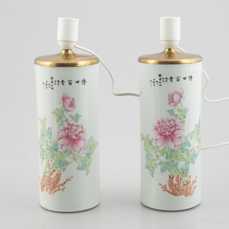 A pair of Chinese porcelain vases, 20th century.