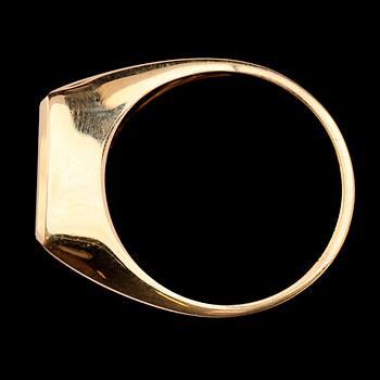 KLACKRING, 18 k guld med svart sten. Total vikt ca 11 gram.