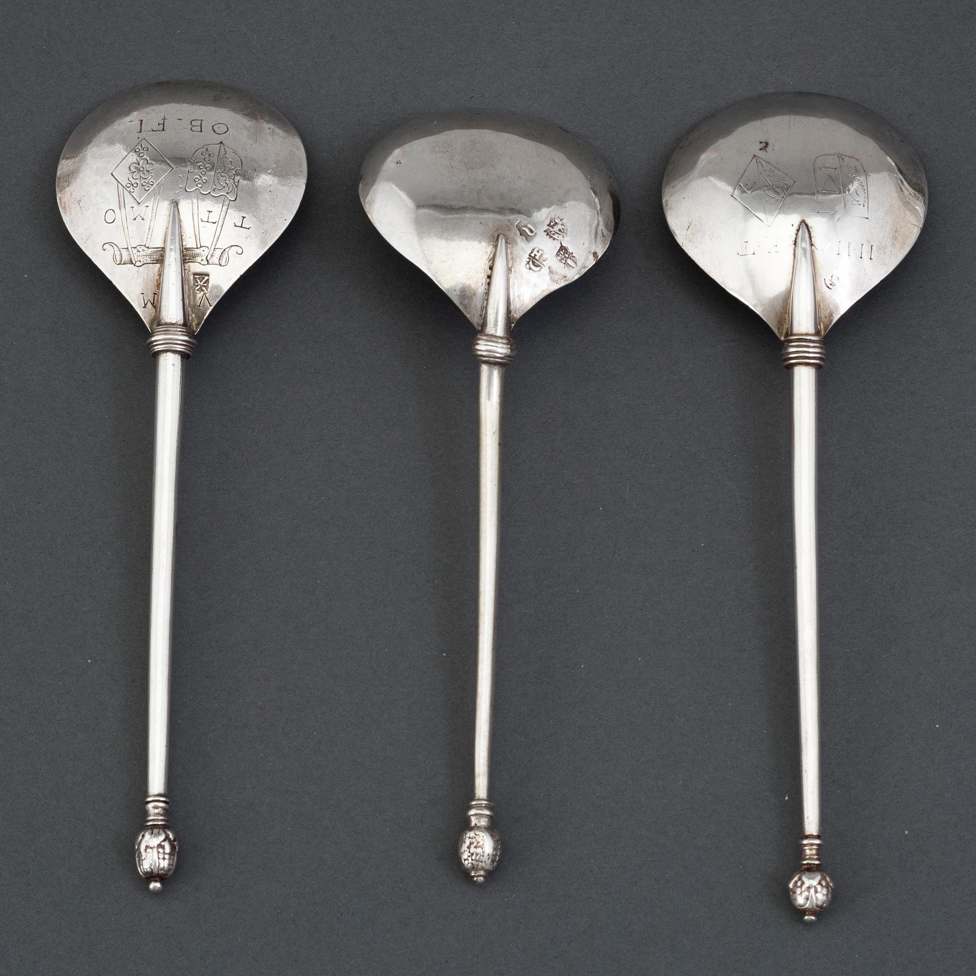Skedar med druvknopp, 3 st, silver, icke identifierade stämplar, Holland 1600-tal och 1700-tal.