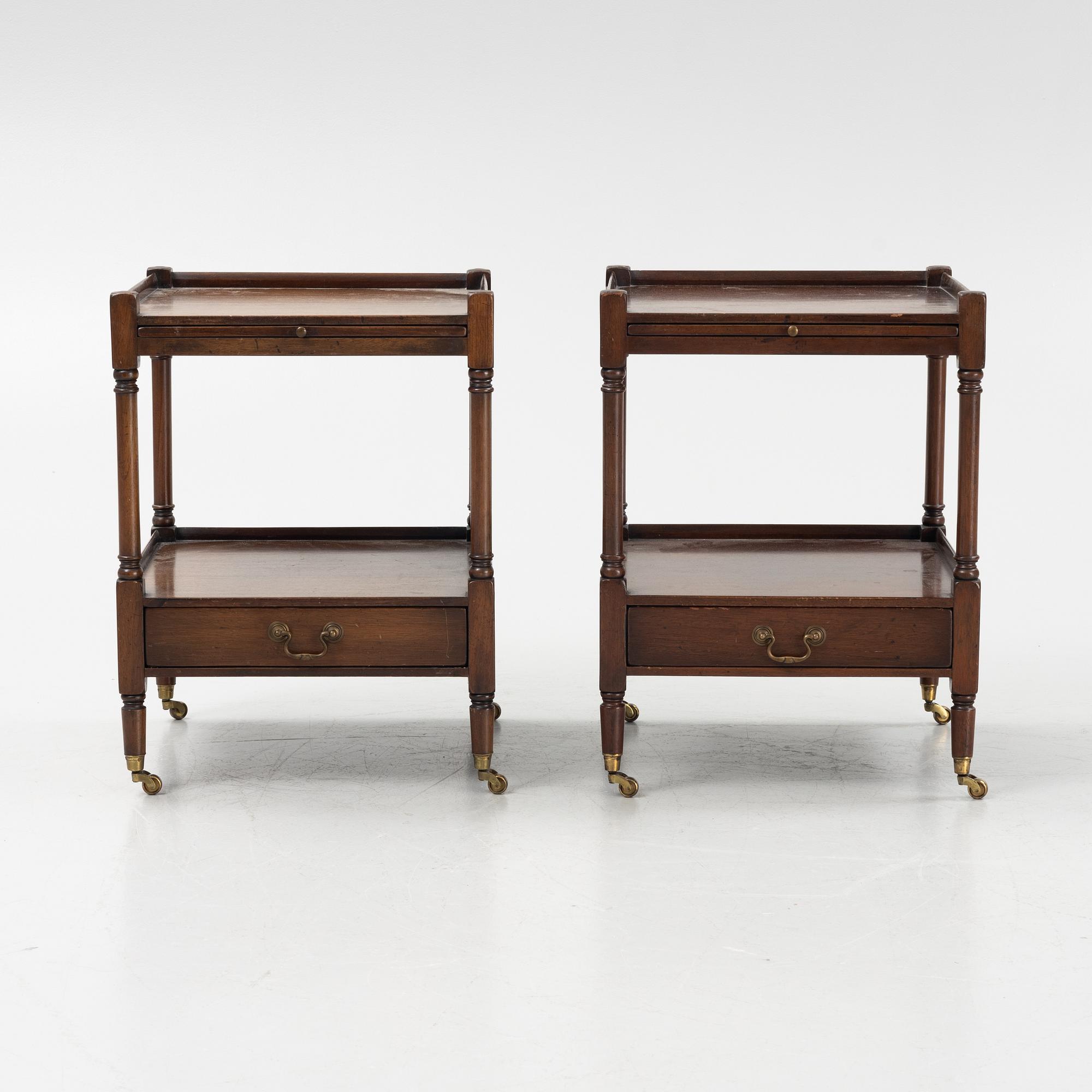 Sängbord, ett par, engelsk stil, 1900-talets andra hälft.