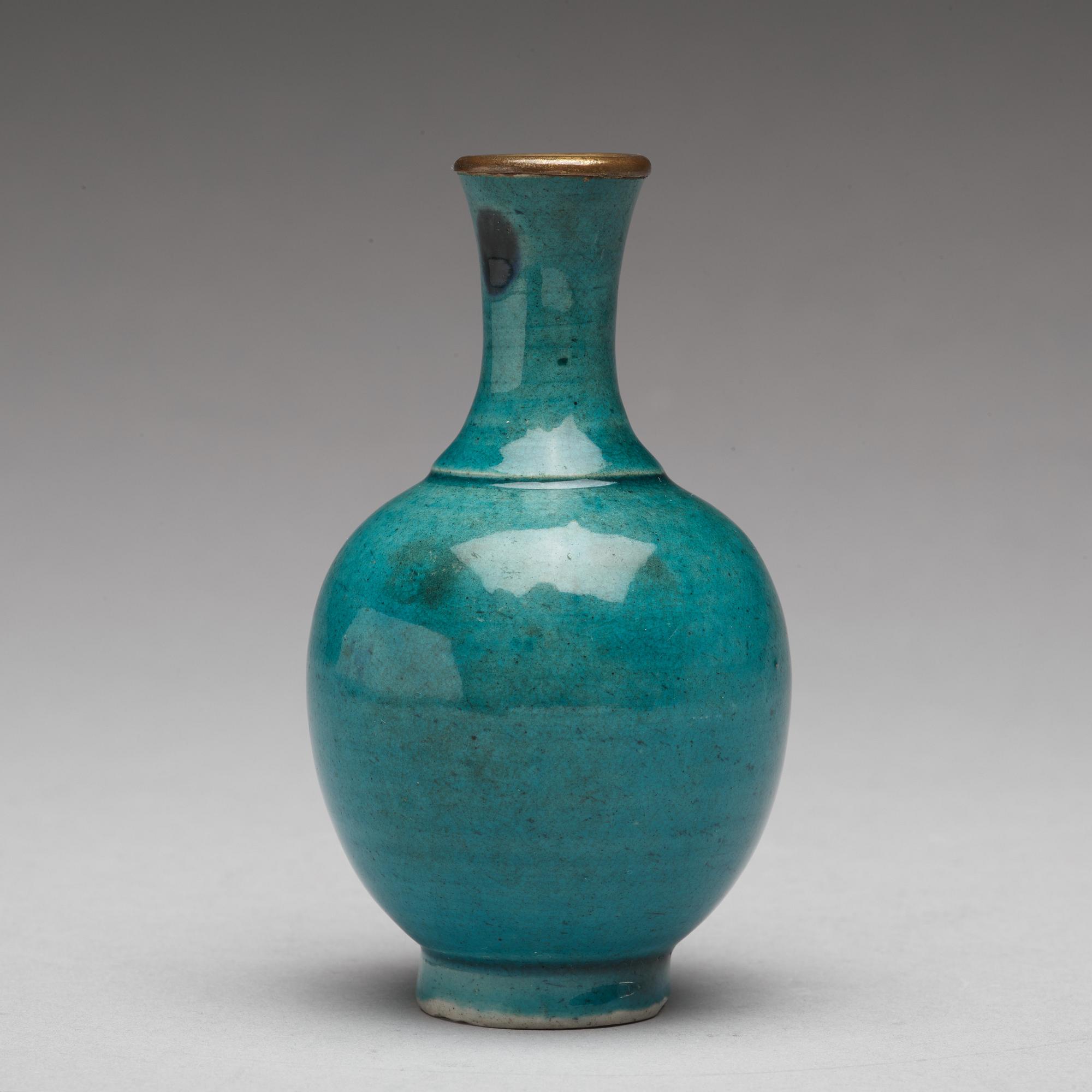 A turkoise glazed vase, Qing dynasty, Kangxi (1662-1722).