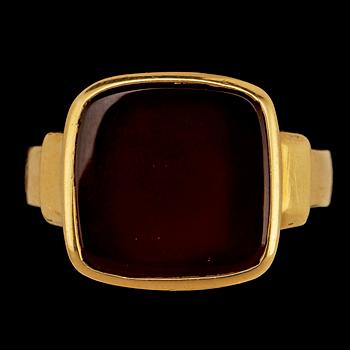 RING, 18k guld med karneol, G Fahlström, Stockholm, 1948. Vikt 8 g.