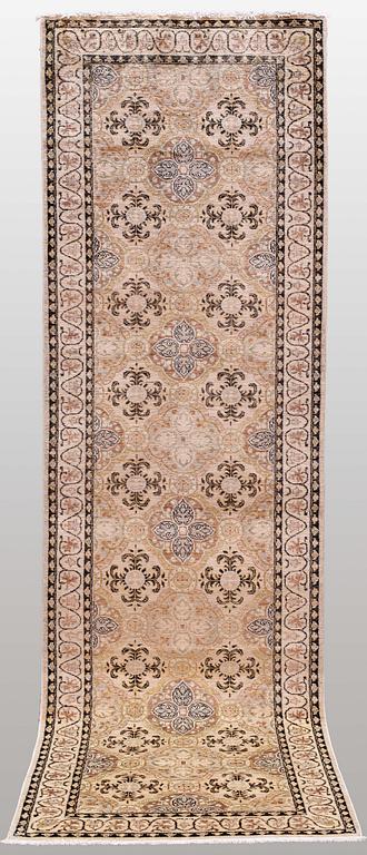 A runner, Ziegler design, ca 313 x 96 cm.