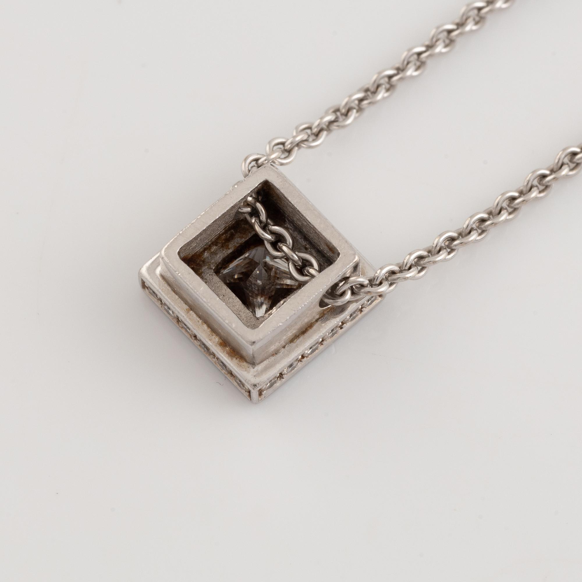 Pendant in white gold with princess-cut diamond and brilliant-cut diamonds. With chain.
