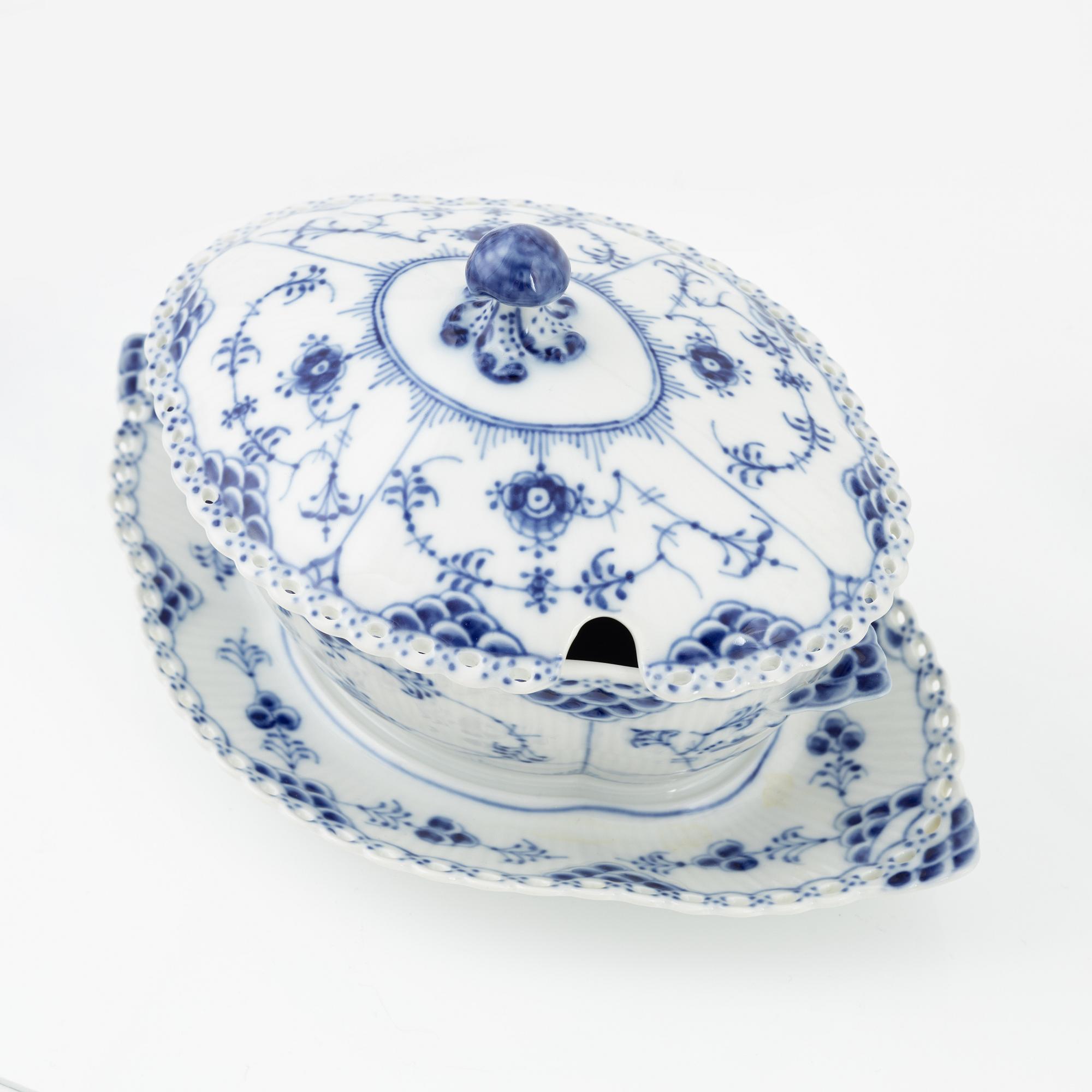 Matservis, 30 delar, porslin, "Musselmalet", helblonde, Royal Copenhagen, Danmark.