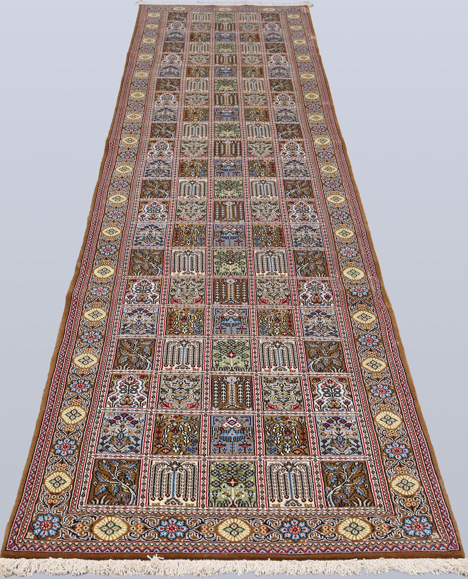 A Gohm runner, approx. 397 x 83 cm.