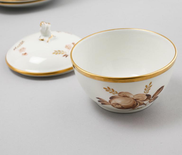 KAFFESERVIS, 26 delar, porslin, "Brun rose", Royal Copenhagen, 1900-talets andra hälft.