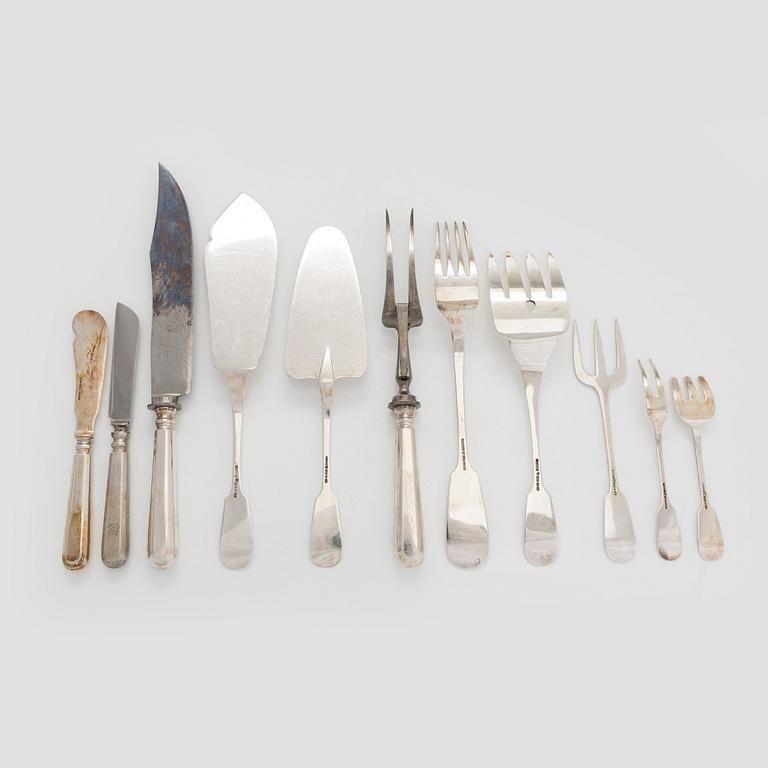 A canteen box of 253 pieces silver cutlery by Viktor Lindman, Helsinki 1916.