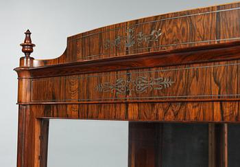 VITRINSKÅP, omkring sekelskiftet 1900.