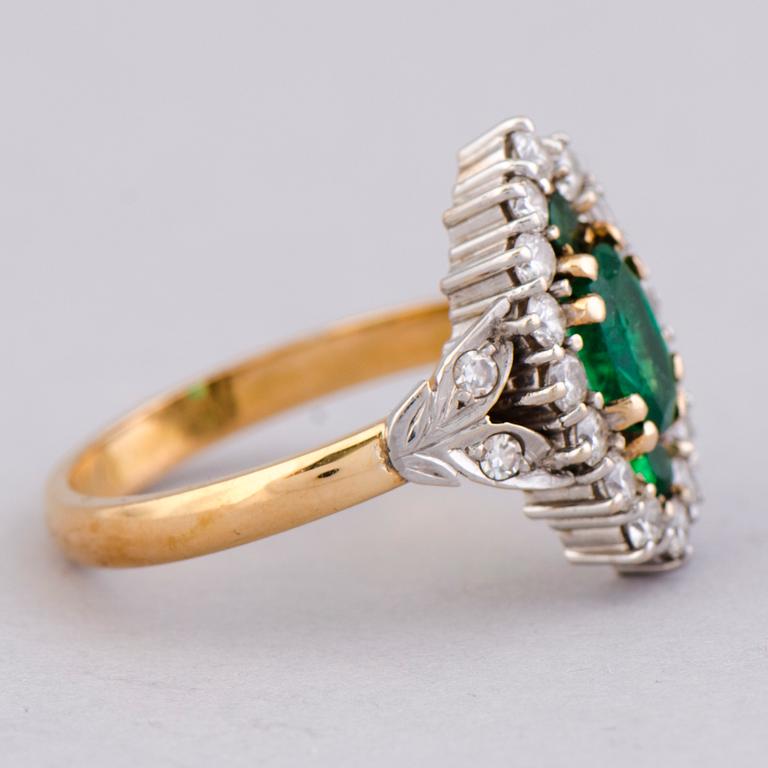 HALSSMYCKE, ÖRHÄNGEN och RING, fasettslipade smaragder, briljantslipade diamanter, 18K guld. Tillander 1984.